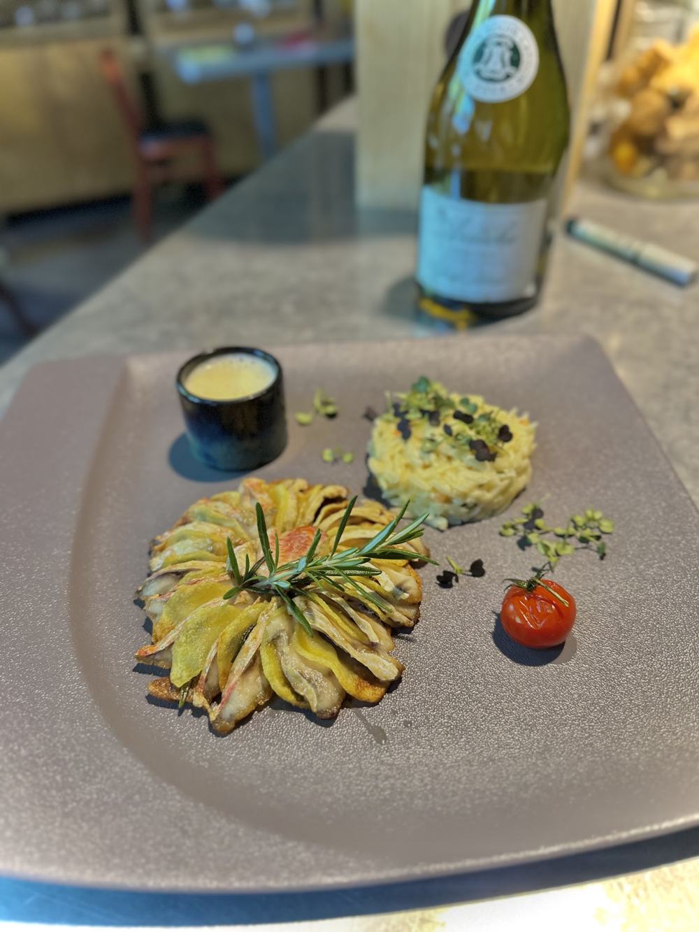 Poisson en écailles de pommes de terre, romarin