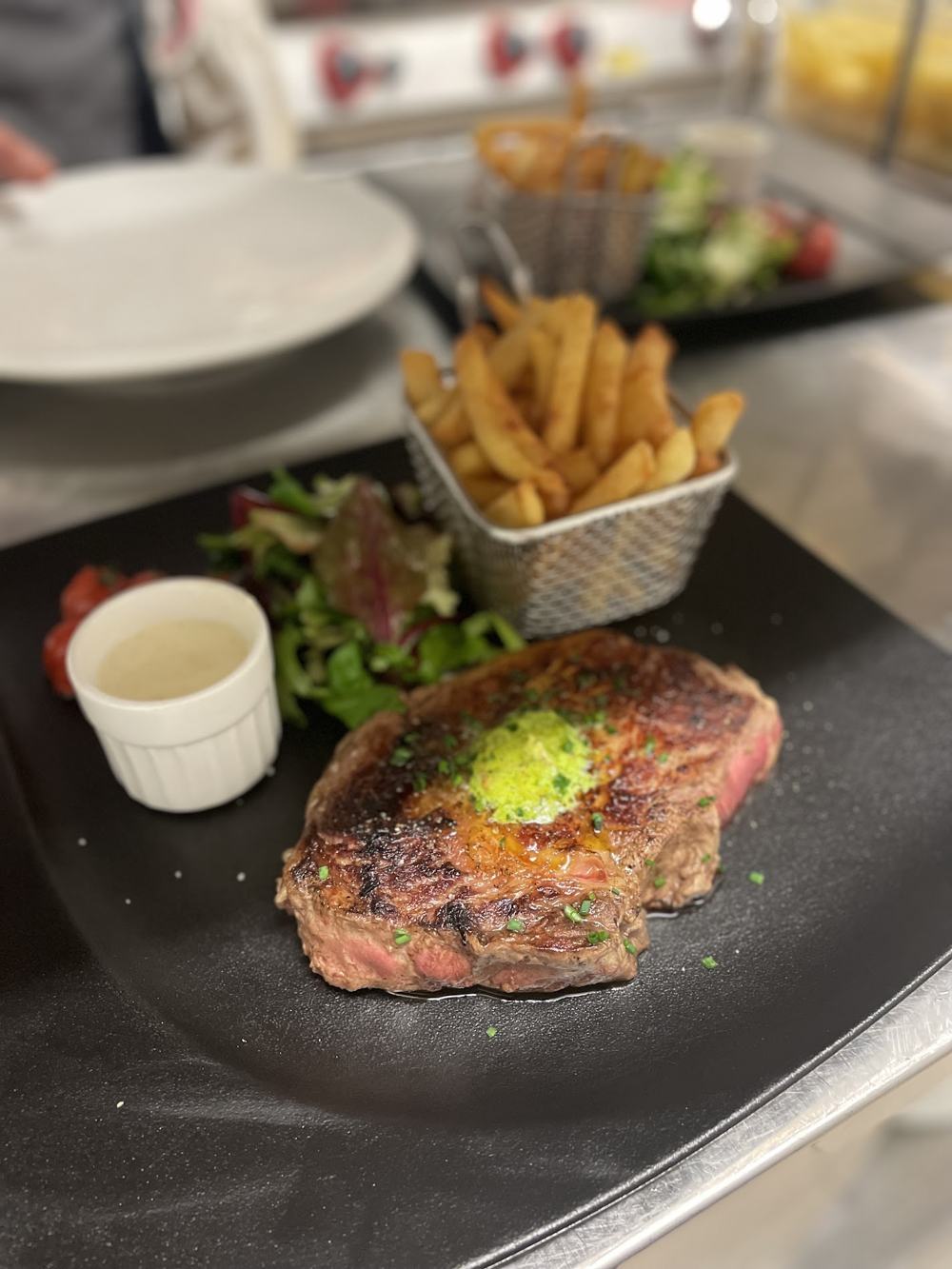 Entrecôte Black Angus, beurre maître d'hôtel et frites