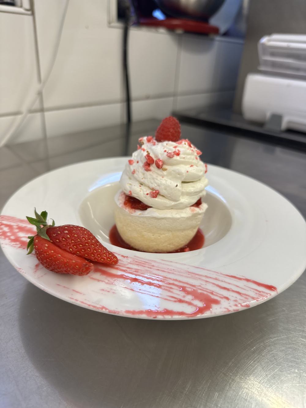 Dessert aux fraises et chantilly