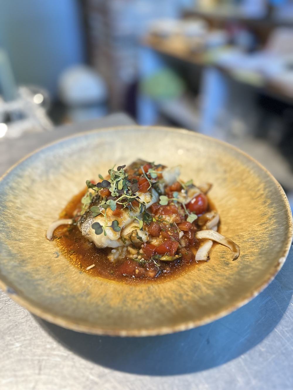 Poisson rôti, tomates et pleurotes