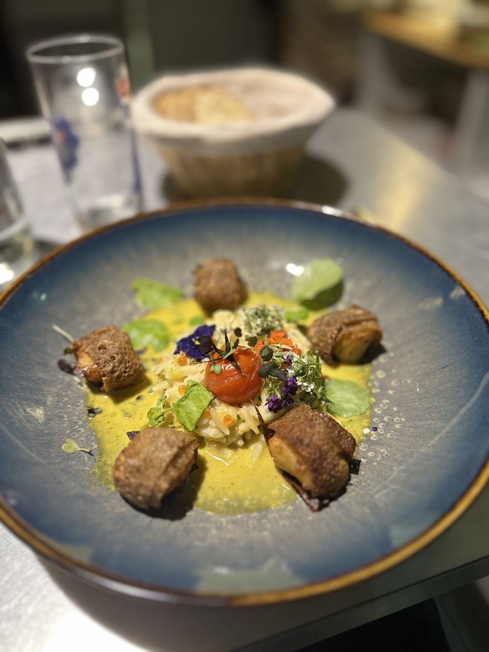 Saint-Jacques croustillantes au blé noir sur émulsion curry